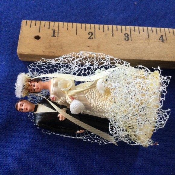Elegant Wedding Cake Topper with Bride and Groom - Picture 5 of 5